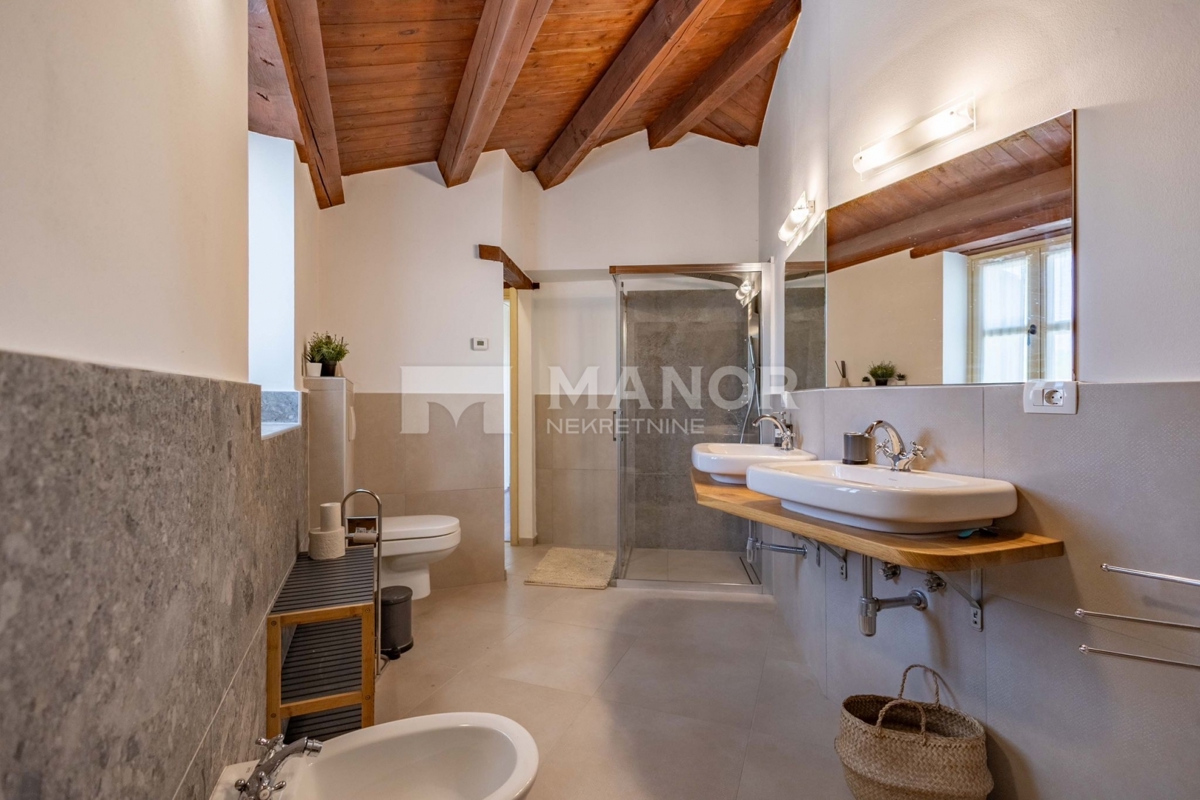 Istria, Sv. Lovreč - Villa in pietra con ampio giardino e piscina