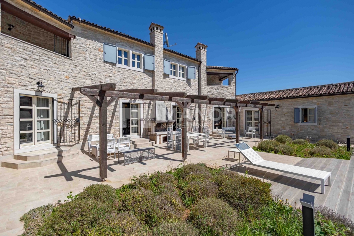 Istria, Sv. Lovreč - Villa in pietra con ampio giardino e piscina