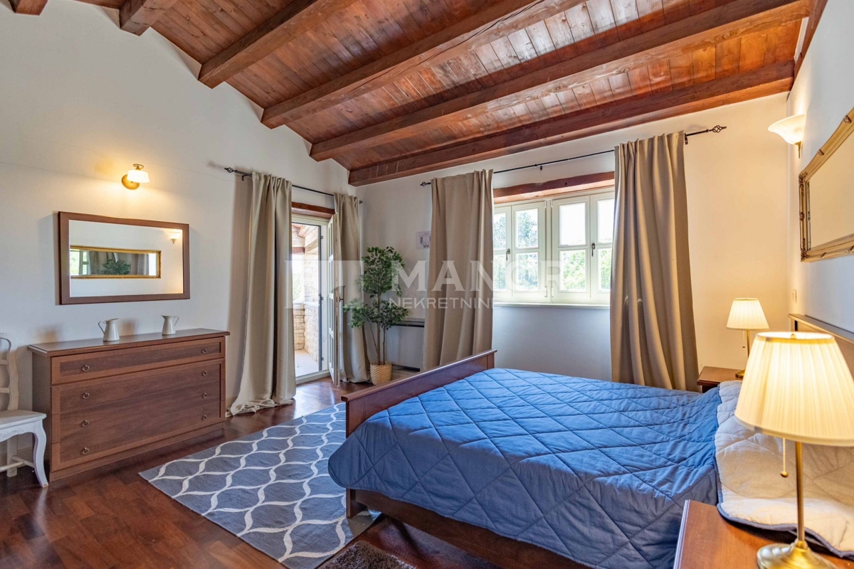Istria, Sv. Lovreč - Villa in pietra con ampio giardino e piscina