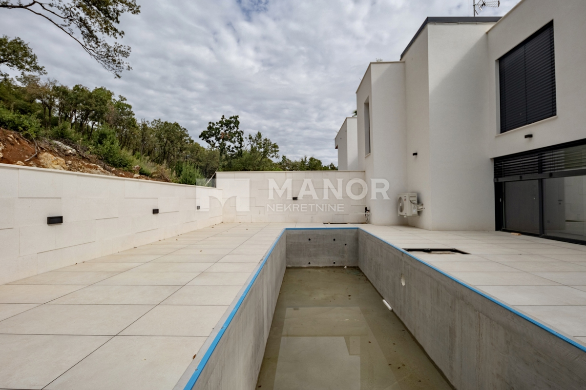 OPATIJA – Nuova costruzione, 2 camere da letto + soggiorno, 2° piano, giardino, piscina, garage