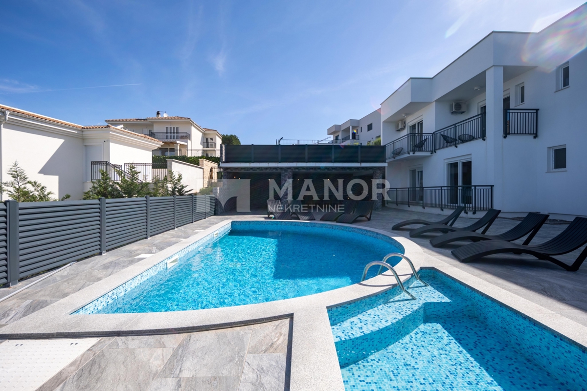 CRIKVENICA – Splendida villa di lusso arredata con piscina, zona spa e vista, a 600 m dal mare