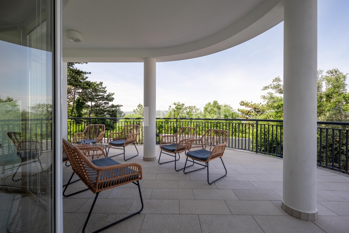 CRIKVENICA – Splendida villa di lusso arredata con piscina, zona spa e vista, a 600 m dal mare