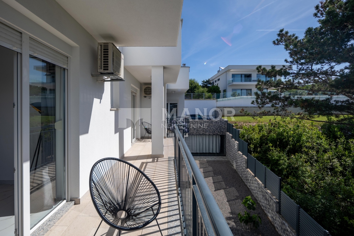 CRIKVENICA – Splendida villa di lusso arredata con piscina, zona spa e vista, a 600 m dal mare