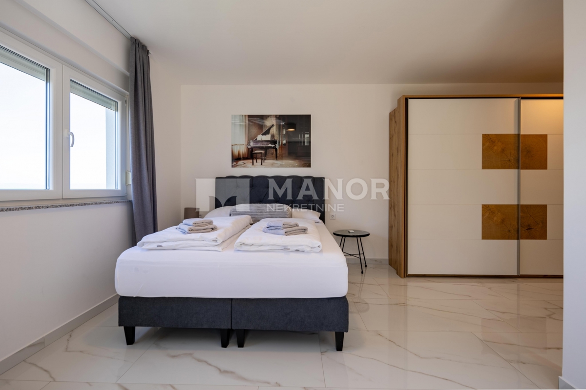 CRIKVENICA – Splendida villa di lusso arredata con piscina, zona spa e vista, a 600 m dal mare