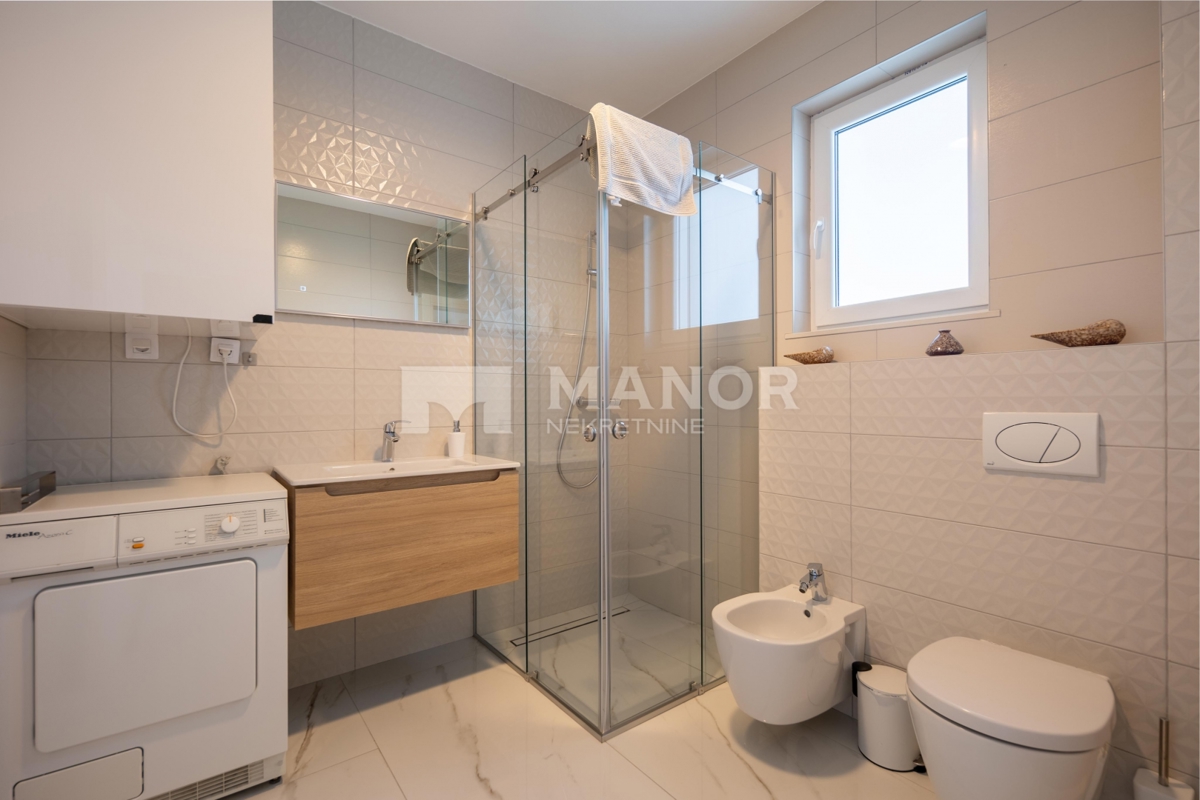 CRIKVENICA – Splendida villa di lusso arredata con piscina, zona spa e vista, a 600 m dal mare