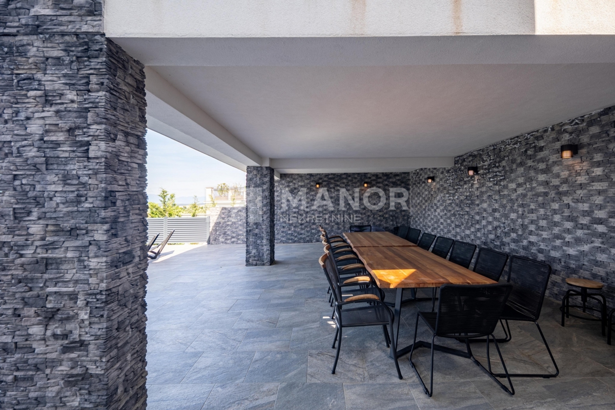 CRIKVENICA – Splendida villa di lusso arredata con piscina, zona spa e vista, a 600 m dal mare