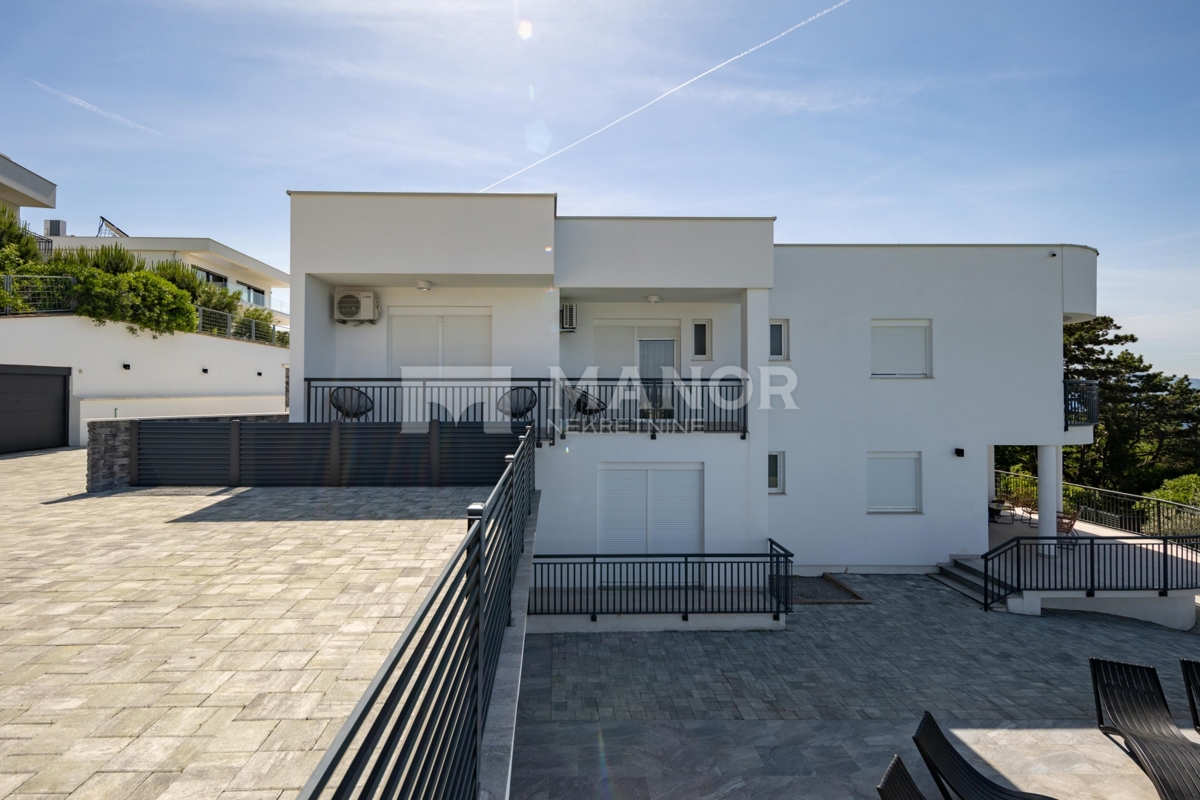 CRIKVENICA – Splendida villa di lusso arredata con piscina, zona spa e vista, a 600 m dal mare