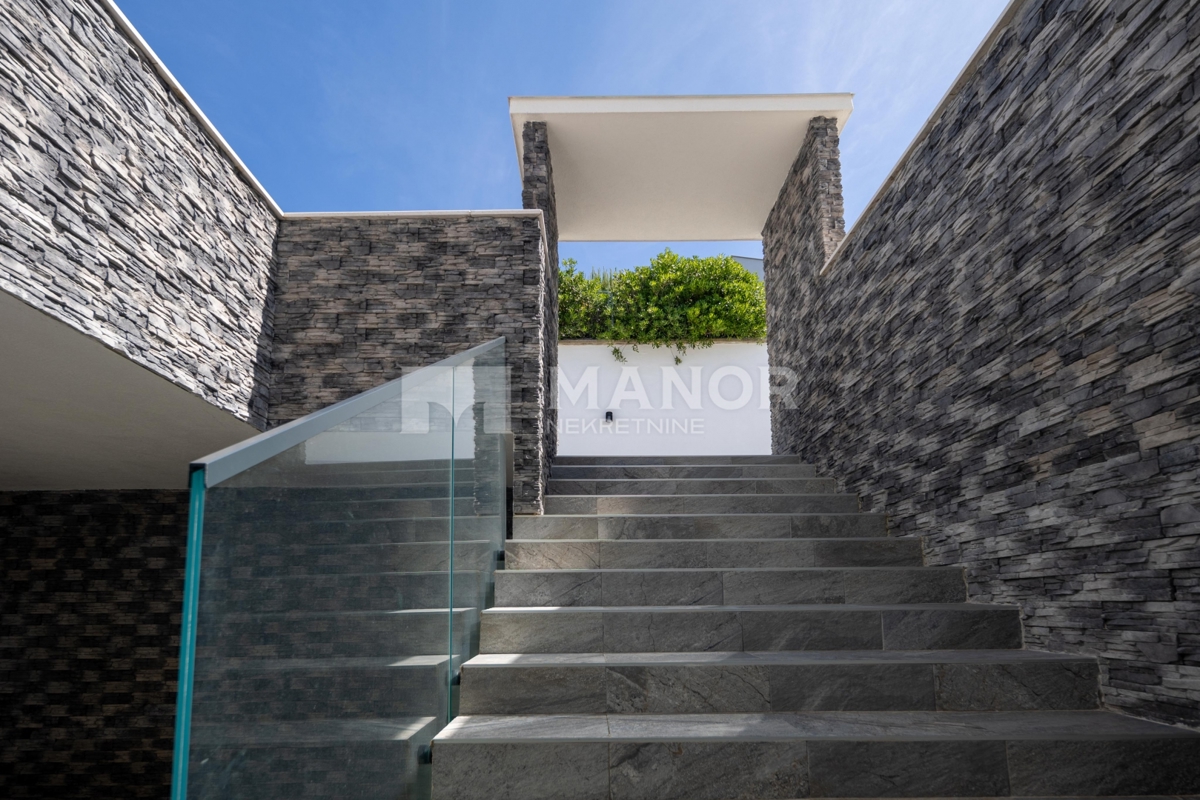 CRIKVENICA – Splendida villa di lusso arredata con piscina, zona spa e vista, a 600 m dal mare