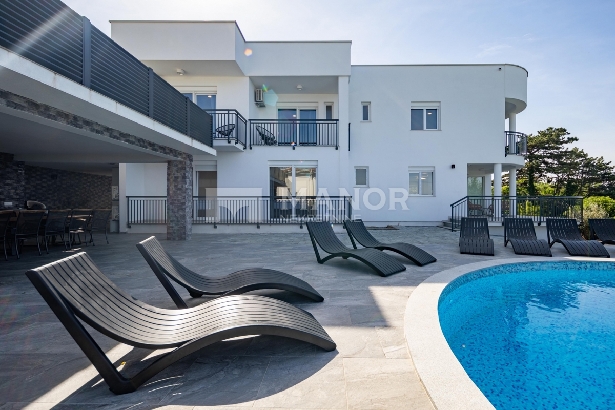 CRIKVENICA – Splendida villa di lusso arredata con piscina, zona spa e vista, a 600 m dal mare