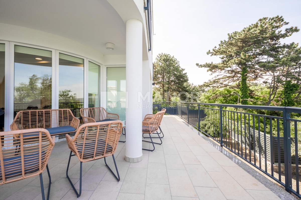 CRIKVENICA – Splendida villa di lusso arredata con piscina, zona spa e vista, a 600 m dal mare