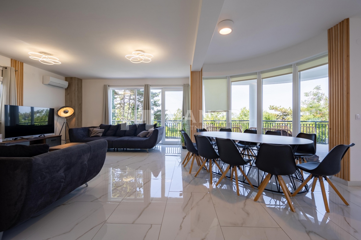 CRIKVENICA – Splendida villa di lusso arredata con piscina, zona spa e vista, a 600 m dal mare