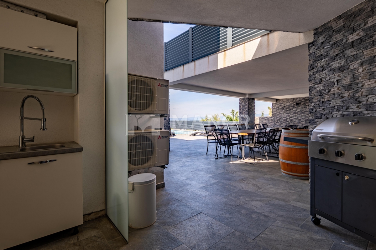 CRIKVENICA – Splendida villa di lusso arredata con piscina, zona spa e vista, a 600 m dal mare