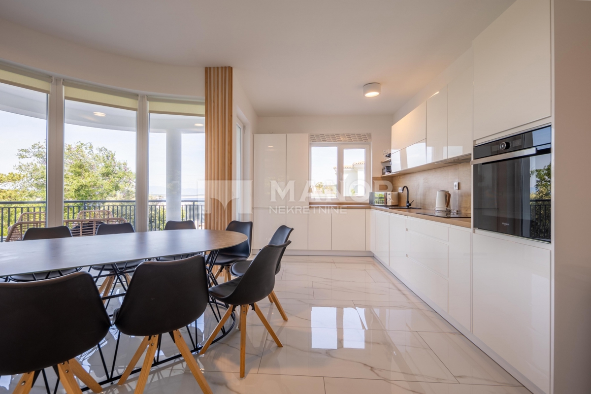 CRIKVENICA – Splendida villa di lusso arredata con piscina, zona spa e vista, a 600 m dal mare