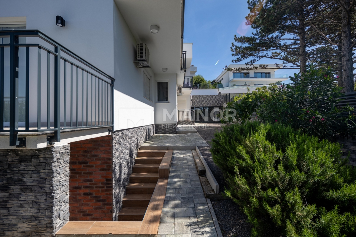 CRIKVENICA – Splendida villa di lusso arredata con piscina, zona spa e vista, a 600 m dal mare