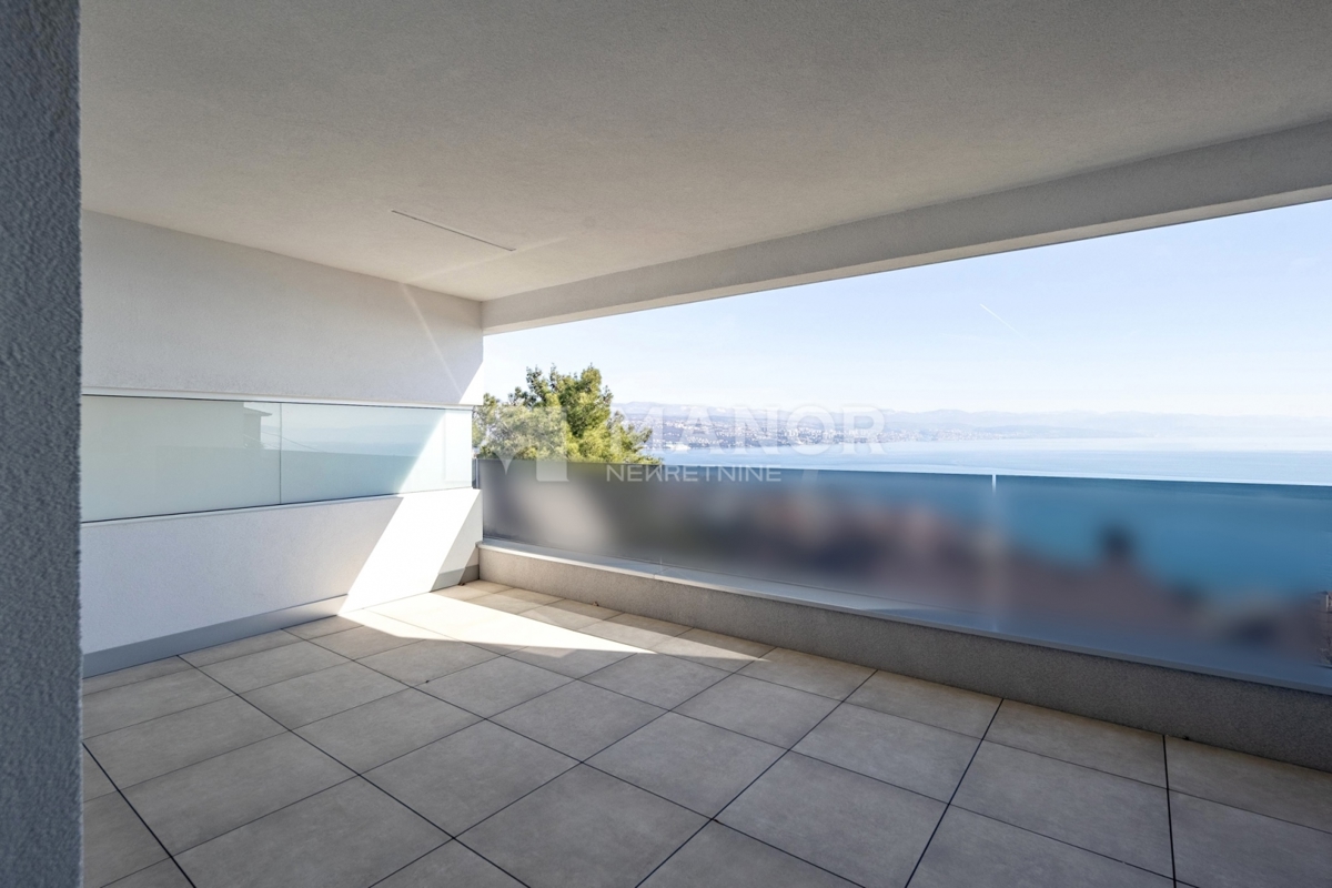 OPATIJA, CENTRO – Nuova costruzione, appartamento di lusso 2 camere + sala da pranzo con vista, piscina condominiale, garage