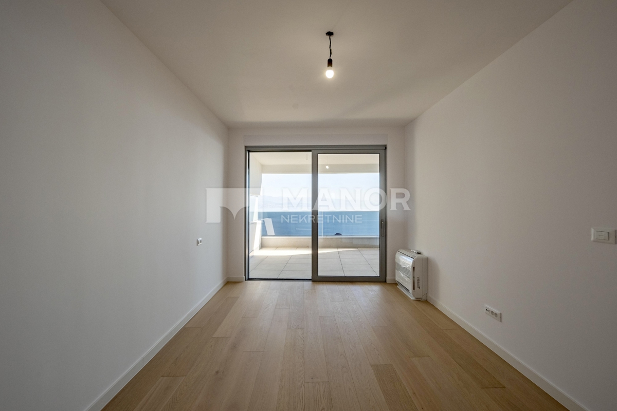 OPATIJA, CENTRO – Nuova costruzione, appartamento di lusso 2 camere + sala da pranzo con vista, piscina condominiale, garage