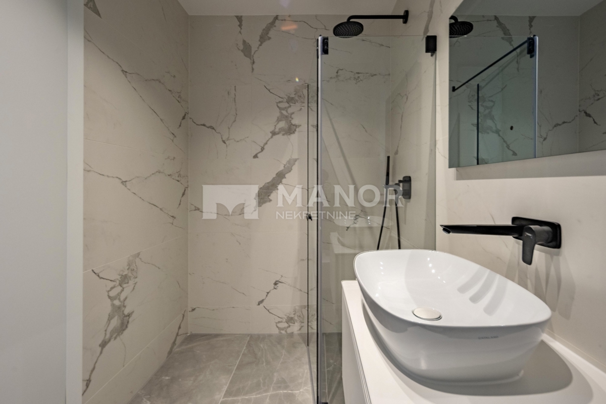 OPATIJA, CENTRO – Nuova costruzione, appartamento di lusso 2 camere + sala da pranzo con vista, piscina condominiale, garage