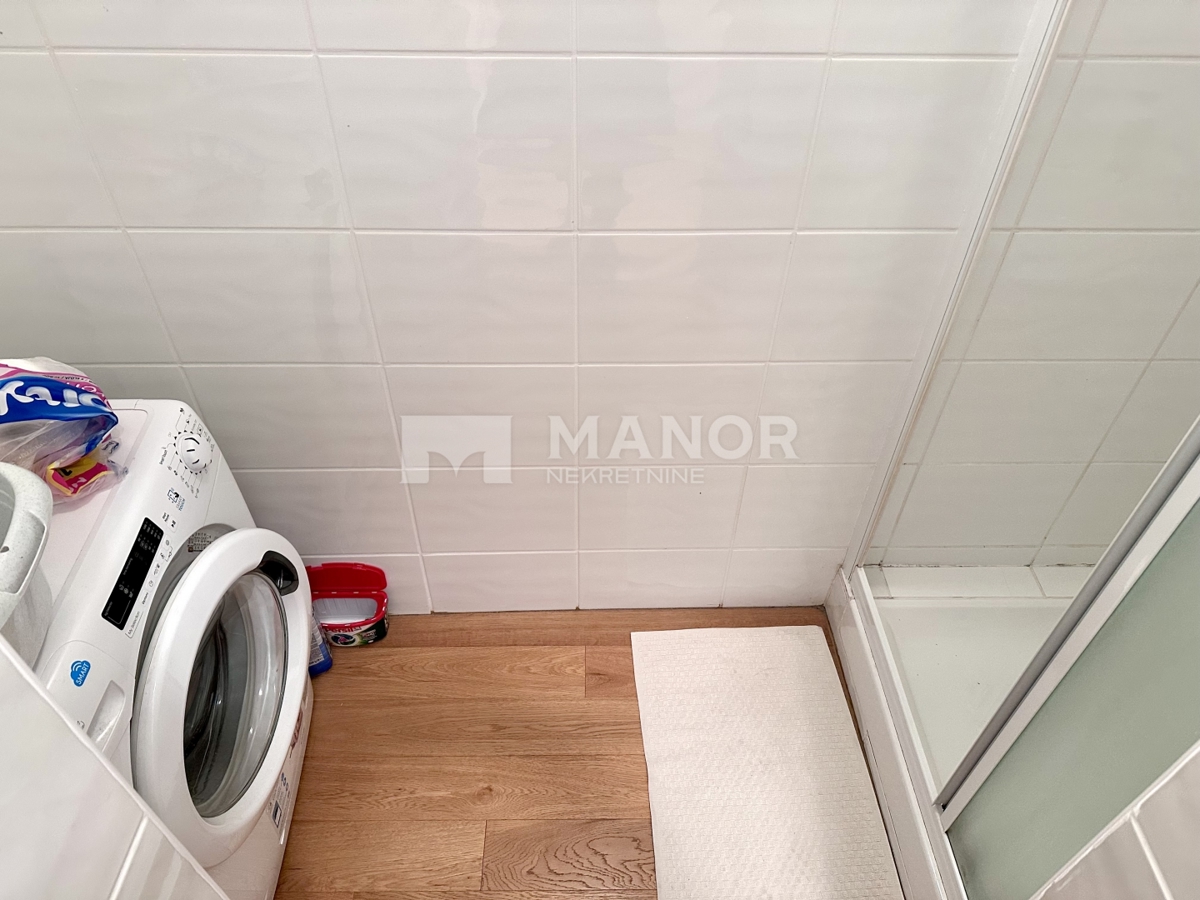 OPATIJA, CENTRO – Elegante appartamento 3 locali in villa, vista mare, 2 posti auto, terza fila dal mare