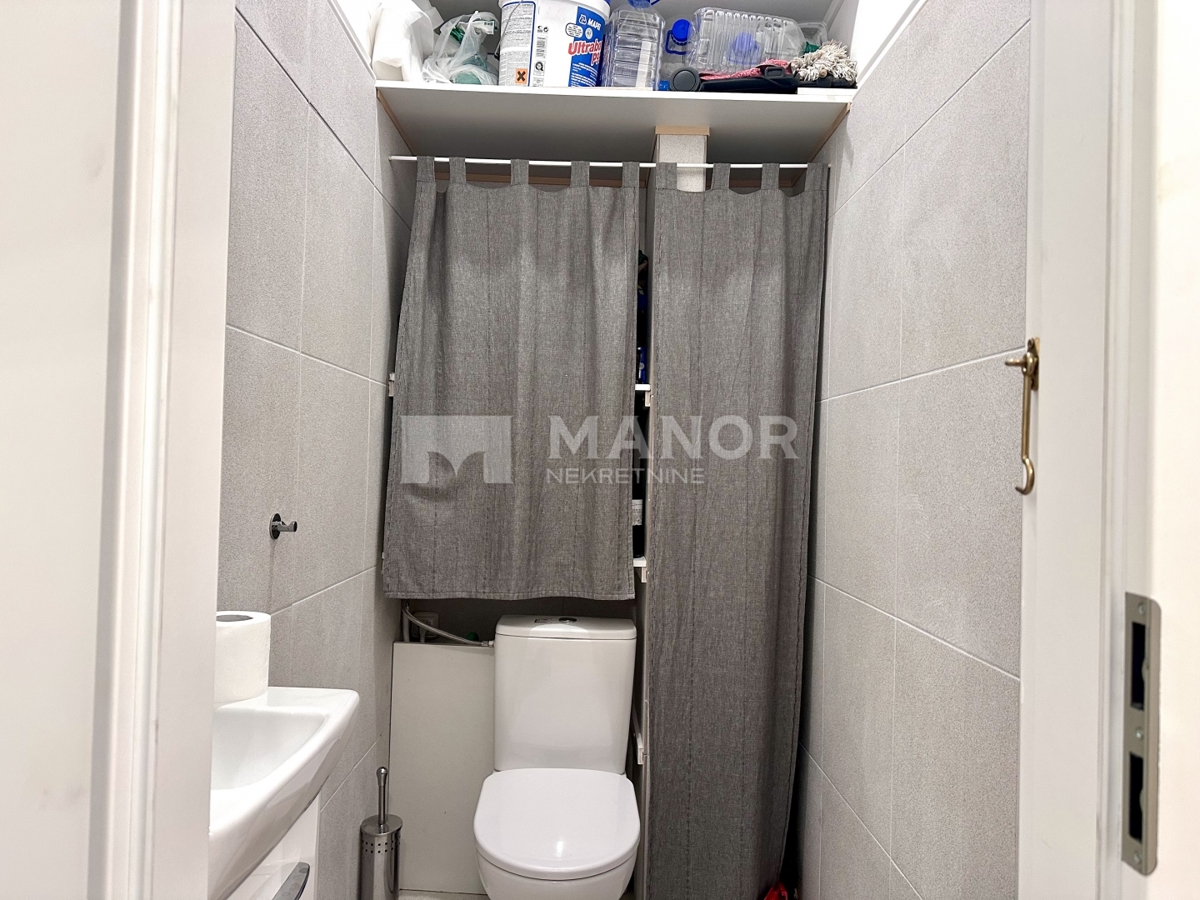 OPATIJA, CENTRO – Elegante appartamento 3 locali in villa, vista mare, 2 posti auto, terza fila dal mare