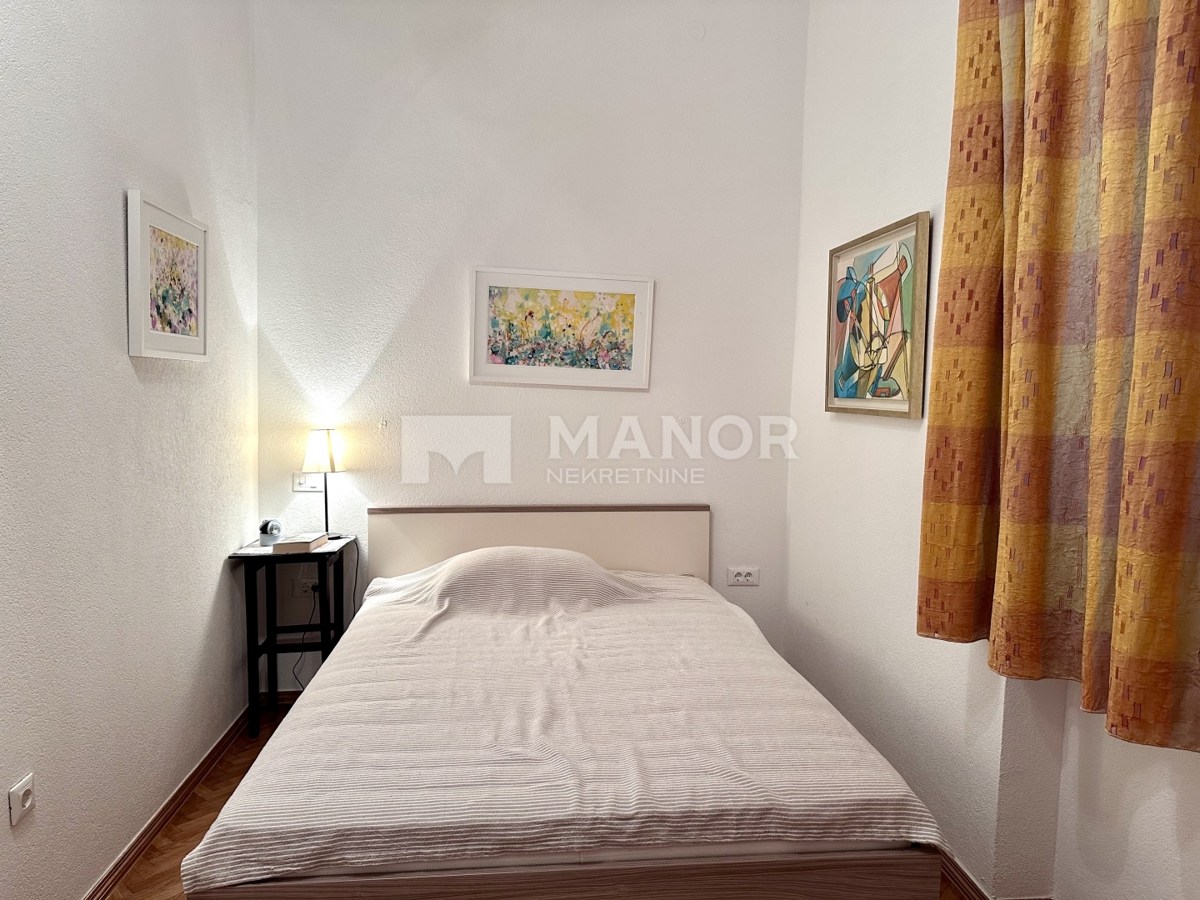 OPATIJA, CENTRO – Elegante appartamento 3 locali in villa, vista mare, 2 posti auto, terza fila dal mare