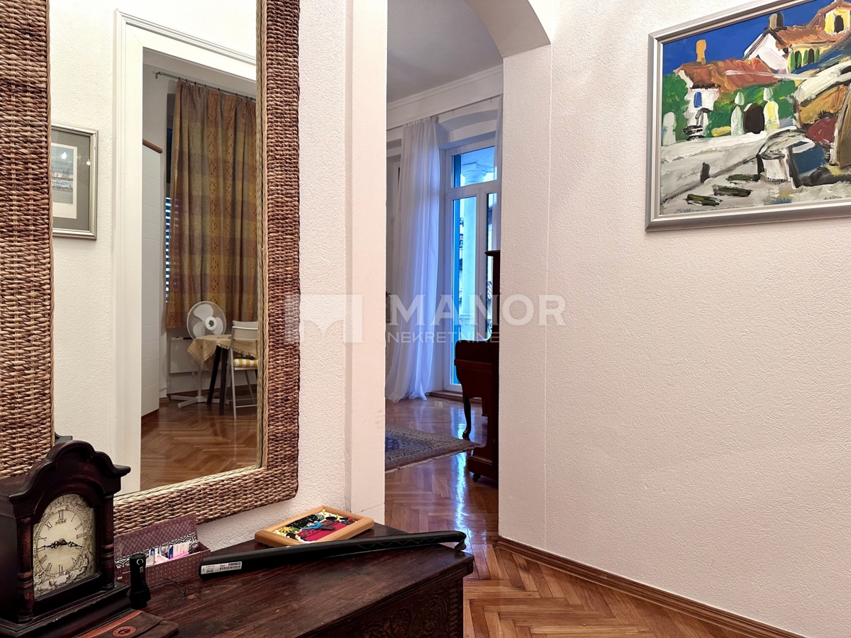 OPATIJA, CENTRO – Elegante appartamento 3 locali in villa, vista mare, 2 posti auto, terza fila dal mare