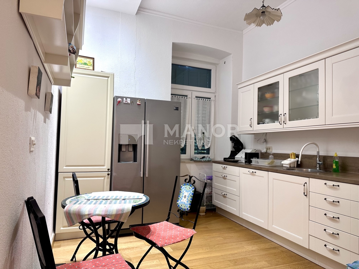 OPATIJA, CENTRO – Elegante appartamento 3 locali in villa, vista mare, 2 posti auto, terza fila dal mare