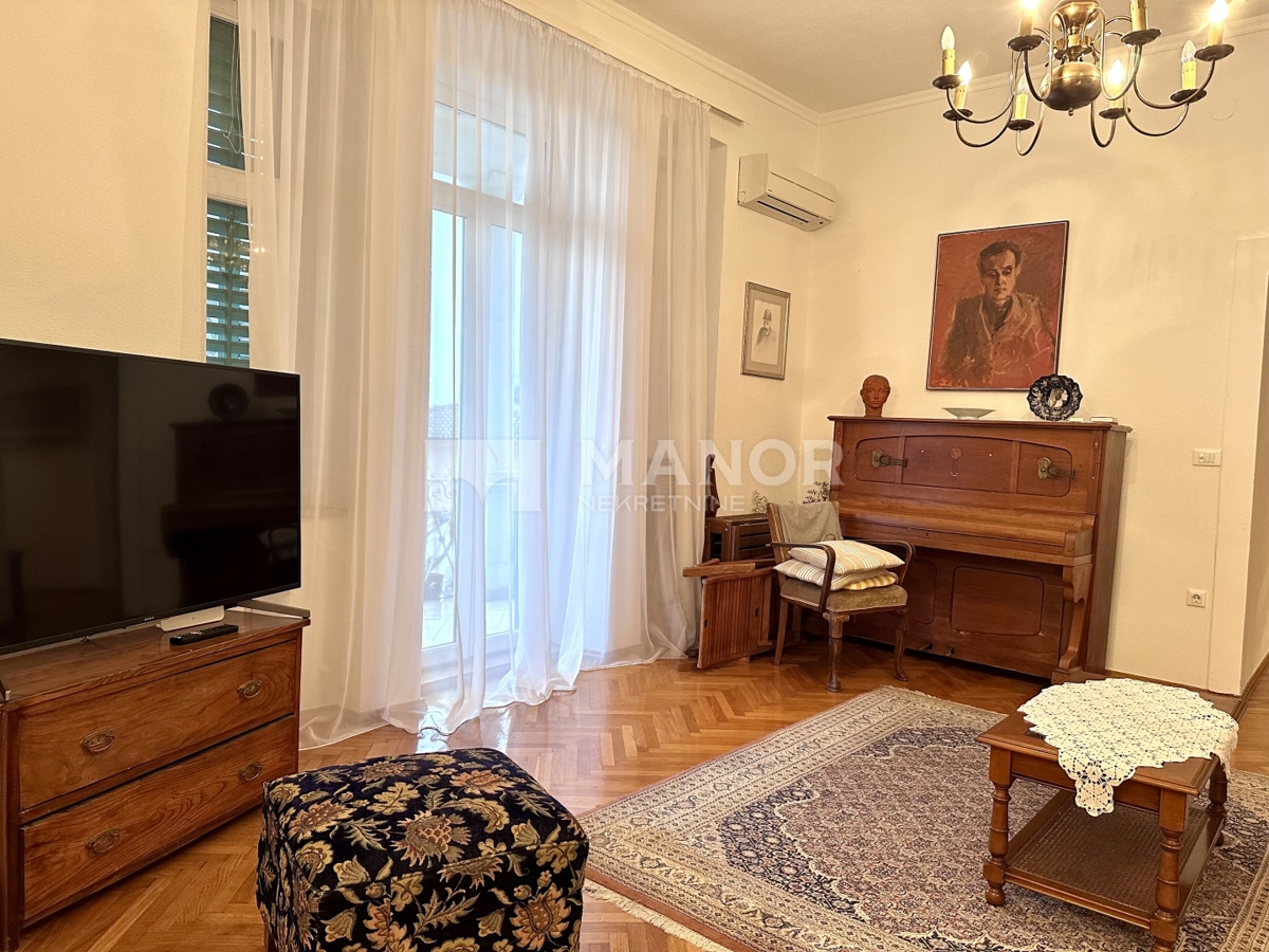 OPATIJA, CENTRO – Elegante appartamento 3 locali in villa, vista mare, 2 posti auto, terza fila dal mare