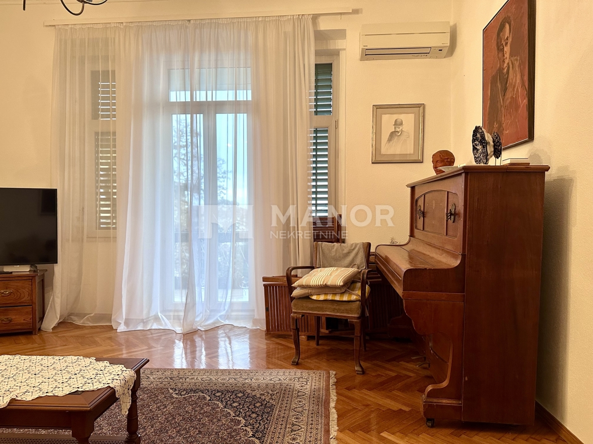 OPATIJA, CENTRO – Elegante appartamento 3 locali in villa, vista mare, 2 posti auto, terza fila dal mare