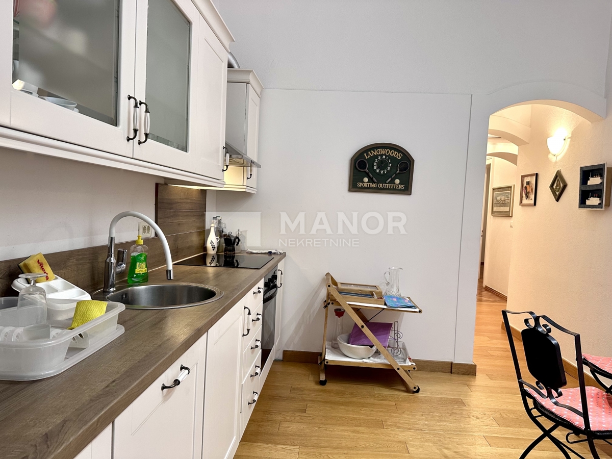 OPATIJA, CENTRO – Elegante appartamento 3 locali in villa, vista mare, 2 posti auto, terza fila dal mare