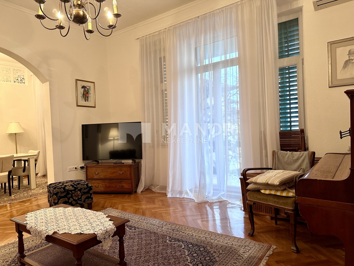 OPATIJA, CENTRO – Elegante appartamento 3 locali in villa, vista mare, 2 posti auto, terza fila dal mare