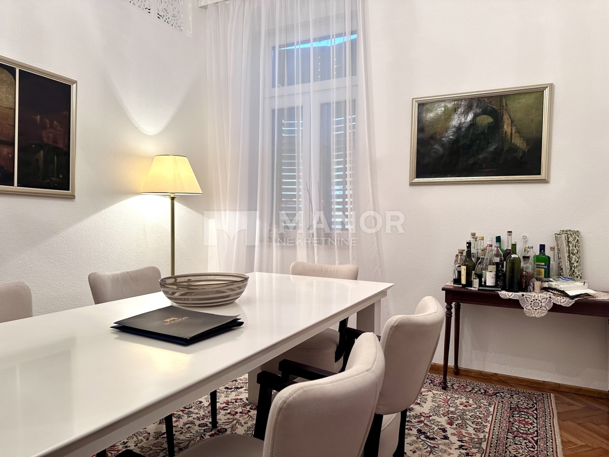 OPATIJA, CENTRO – Elegante appartamento 3 locali in villa, vista mare, 2 posti auto, terza fila dal mare