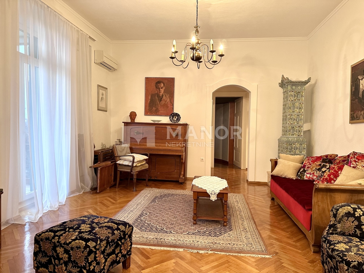 OPATIJA, CENTRO – Elegante appartamento 3 locali in villa, vista mare, 2 posti auto, terza fila dal mare