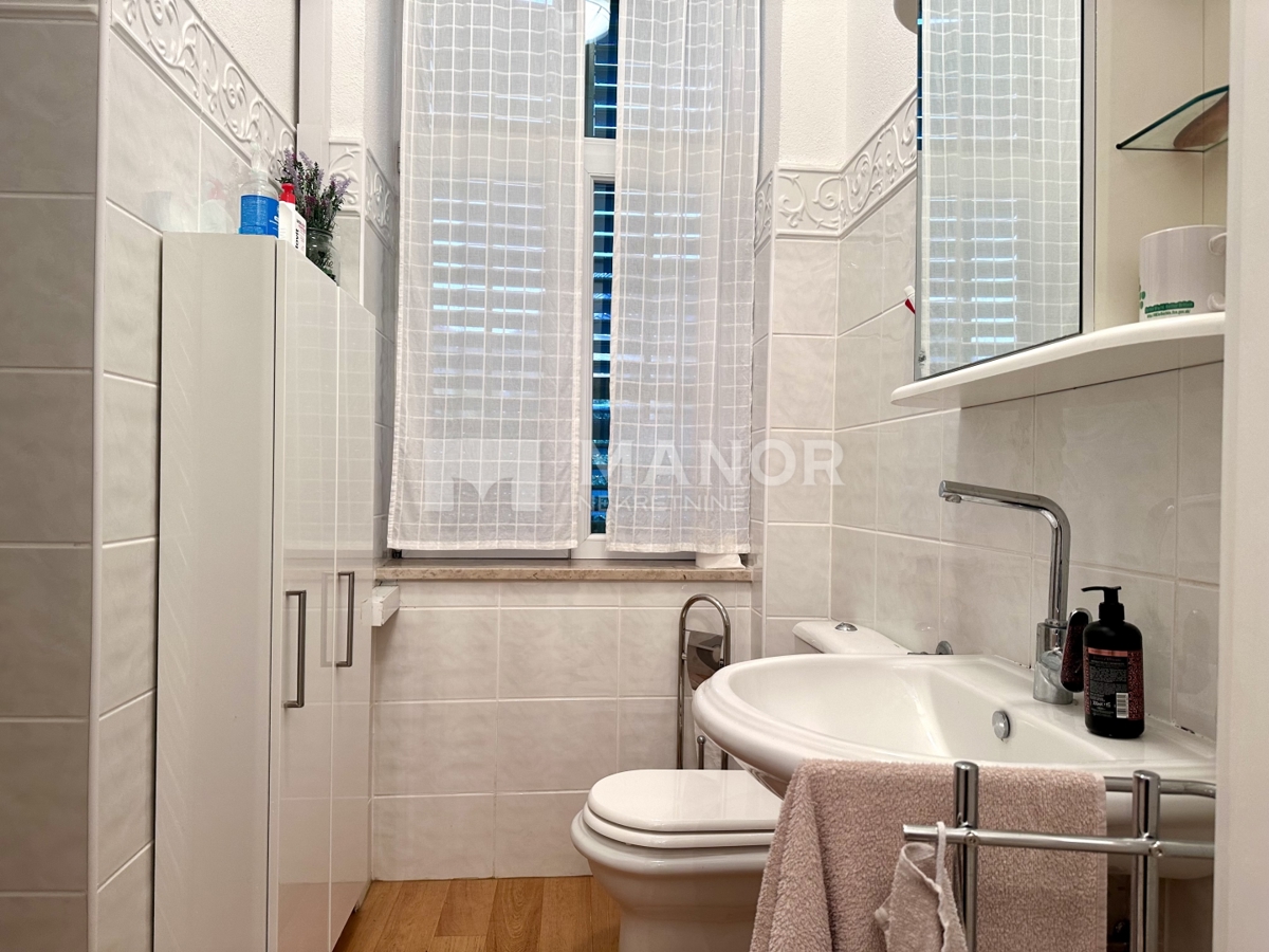 OPATIJA, CENTRO – Elegante appartamento 3 locali in villa, vista mare, 2 posti auto, terza fila dal mare