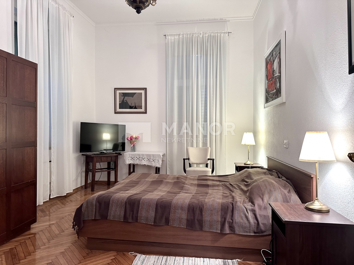 OPATIJA, CENTRO – Elegante appartamento 3 locali in villa, vista mare, 2 posti auto, terza fila dal mare