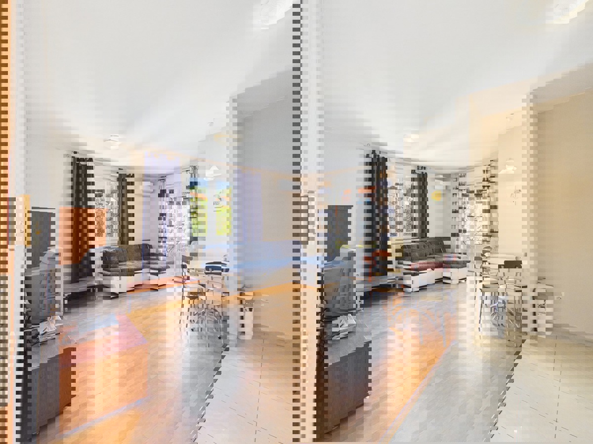 Lungomare a portata di mano — bilocale con garage e ascensore, Valsaline