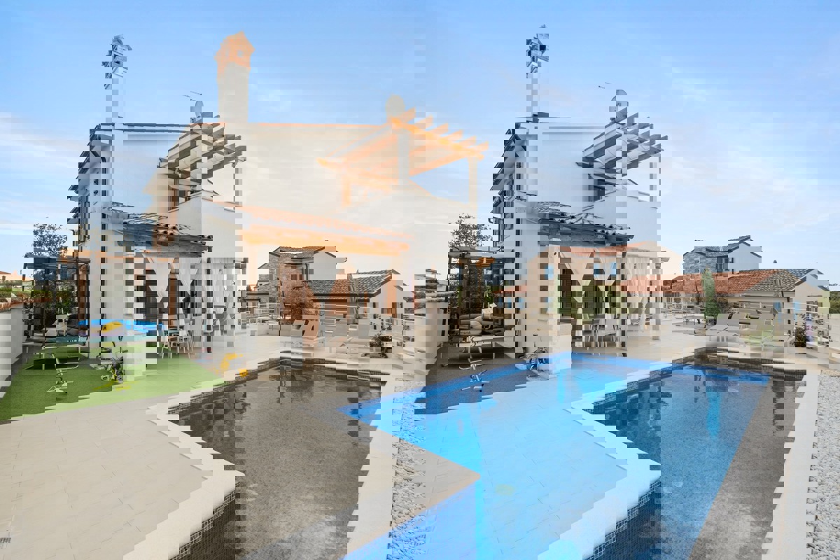 Non ti serve altro: casa nuova con piscina a Cavrano, Marzana