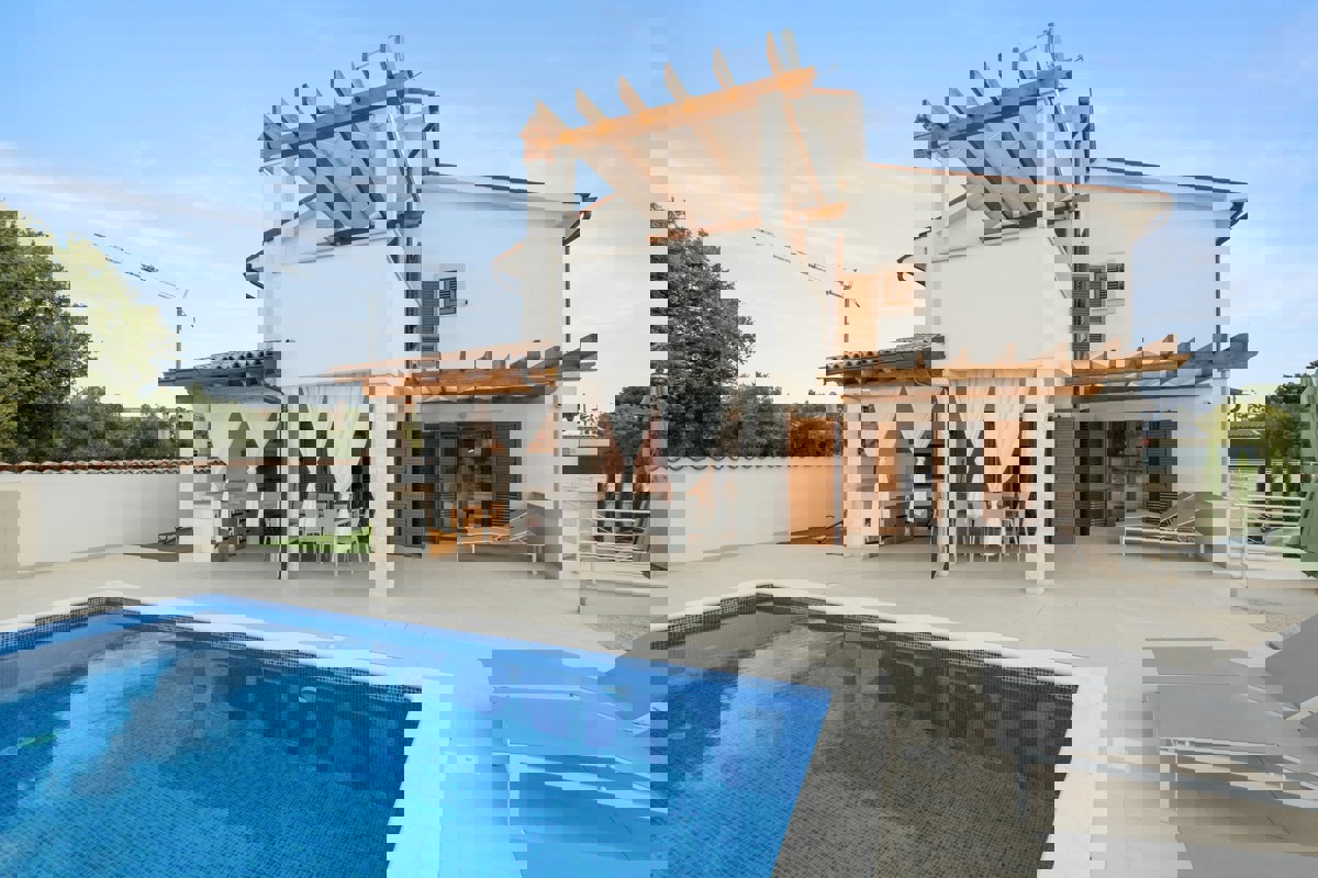 Non ti serve altro: casa nuova con piscina a Cavrano, Marzana