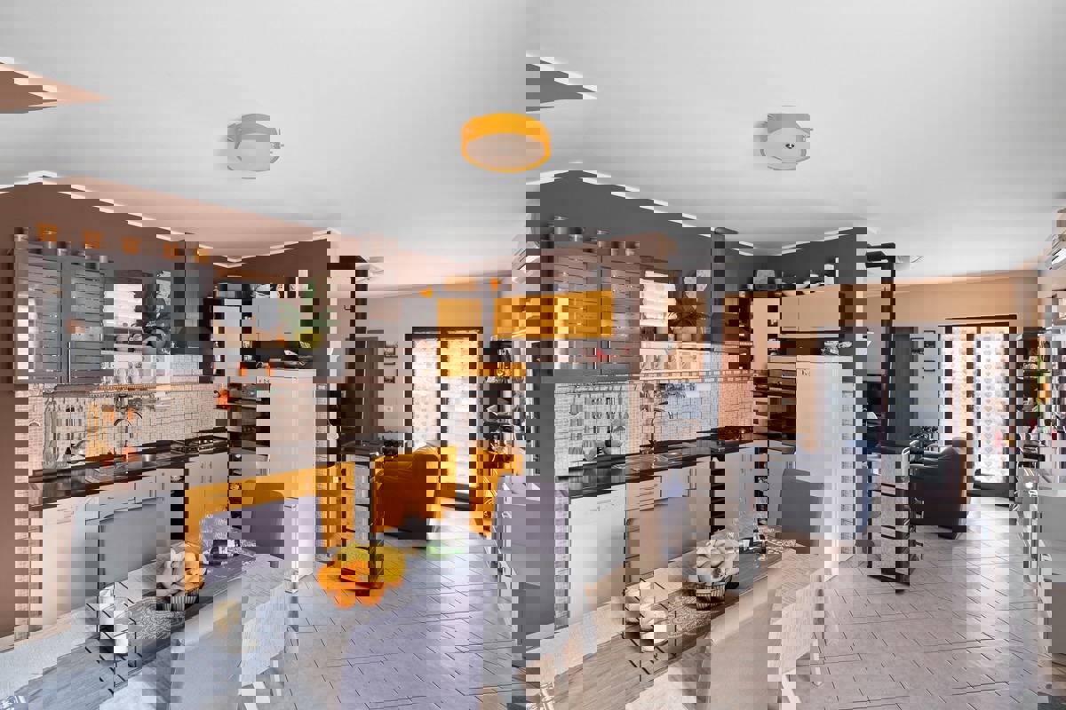 Una casa di famiglia, che tanto ci ricorda quella dei nostri genitori, in ottima posizione nella località di Pomer