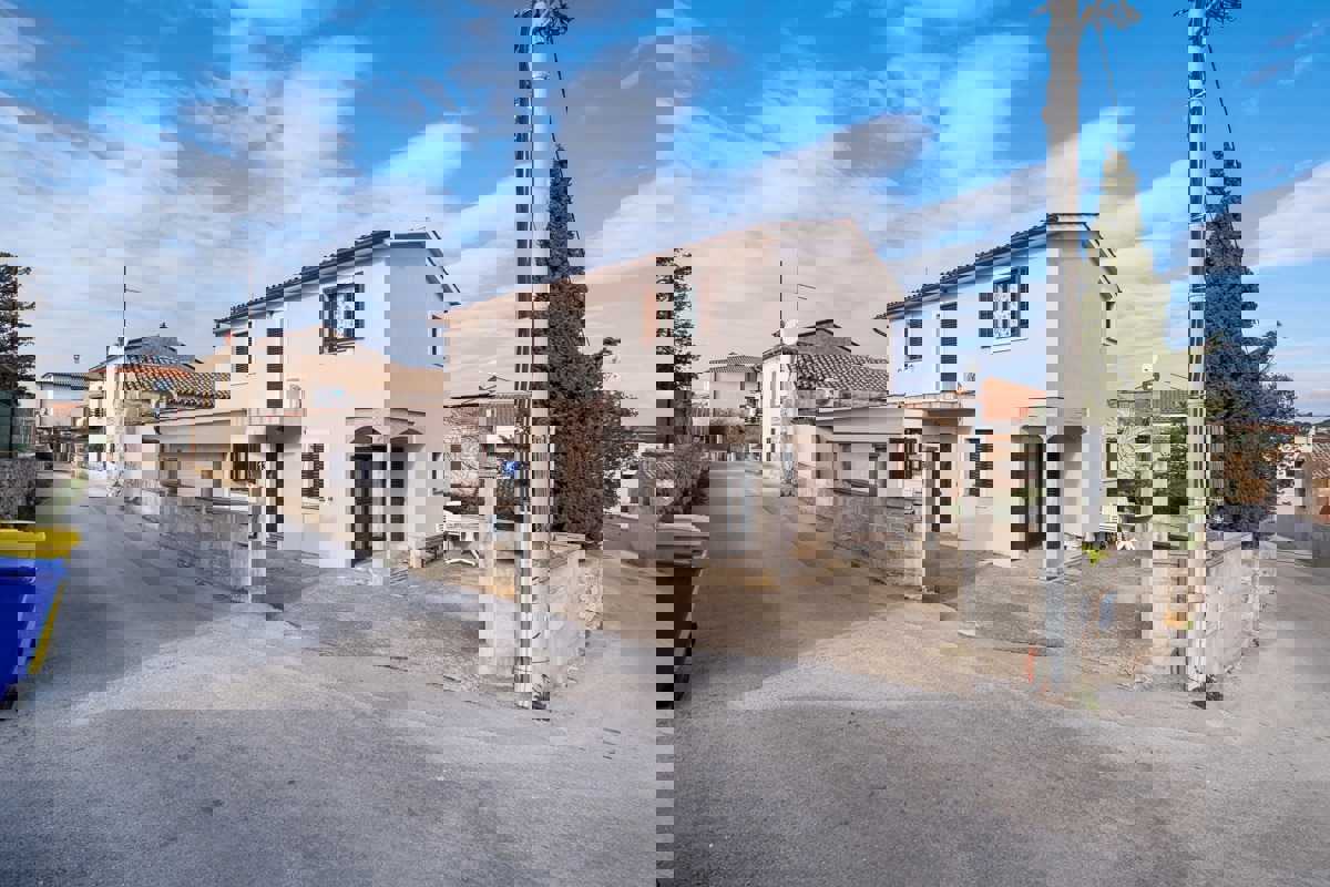 Una casa di famiglia, che tanto ci ricorda quella dei nostri genitori, in ottima posizione nella località di Pomer