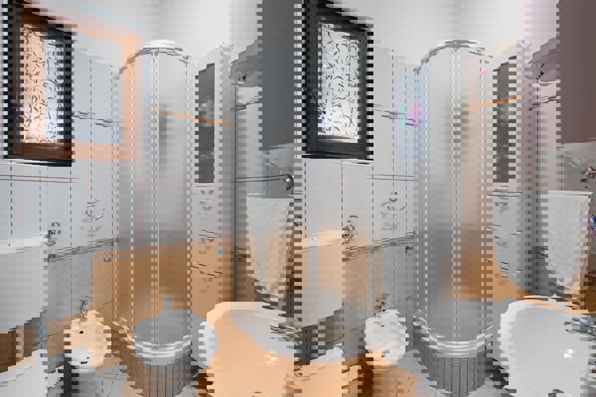 Una casa di famiglia, che tanto ci ricorda quella dei nostri genitori, in ottima posizione nella località di Pomer