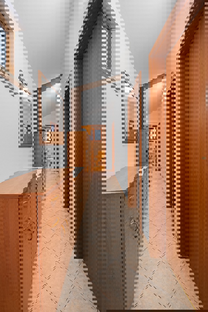 Una casa di famiglia, che tanto ci ricorda quella dei nostri genitori, in ottima posizione nella località di Pomer