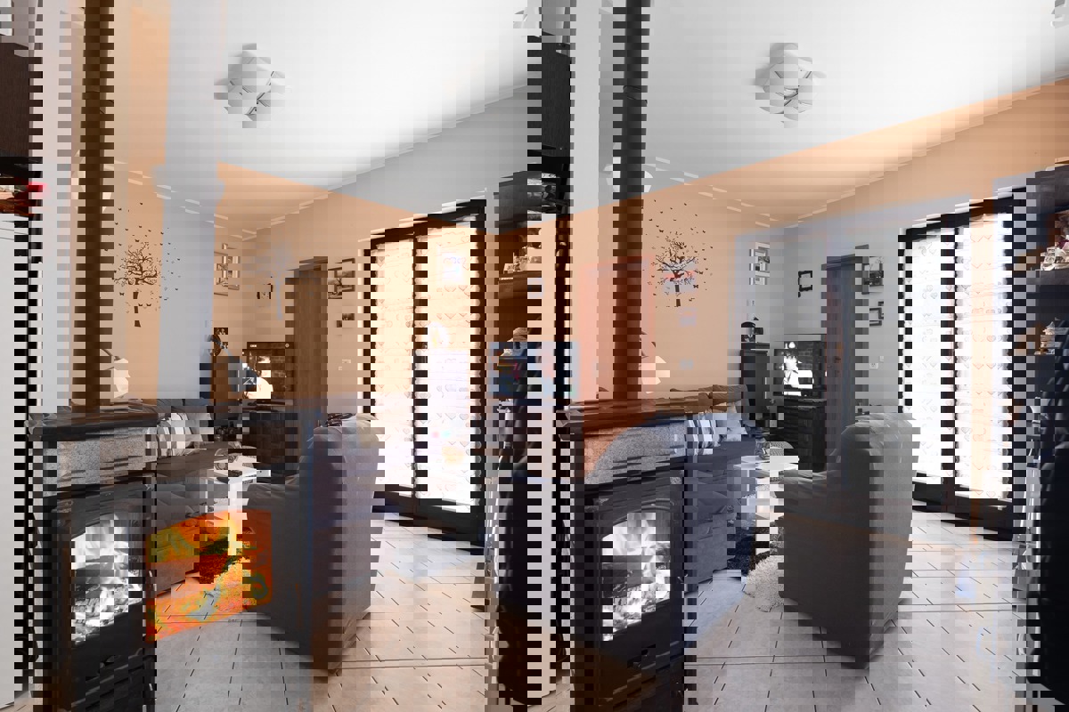 Una casa di famiglia, che tanto ci ricorda quella dei nostri genitori, in ottima posizione nella località di Pomer