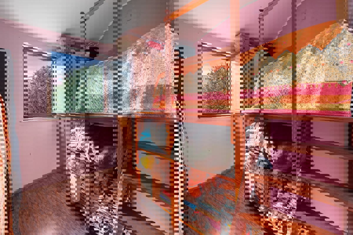 Una casa di famiglia, che tanto ci ricorda quella dei nostri genitori, in ottima posizione nella località di Pomer