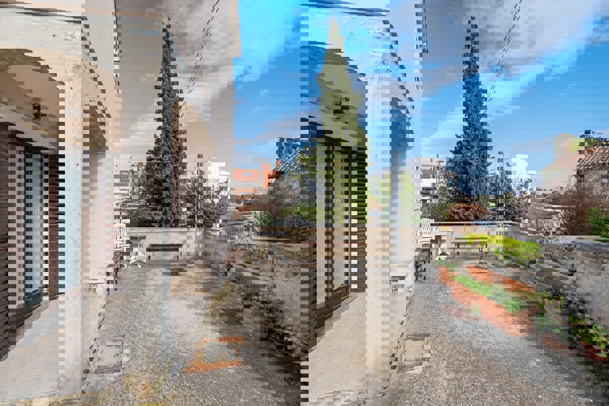 Una casa di famiglia, che tanto ci ricorda quella dei nostri genitori, in ottima posizione nella località di Pomer