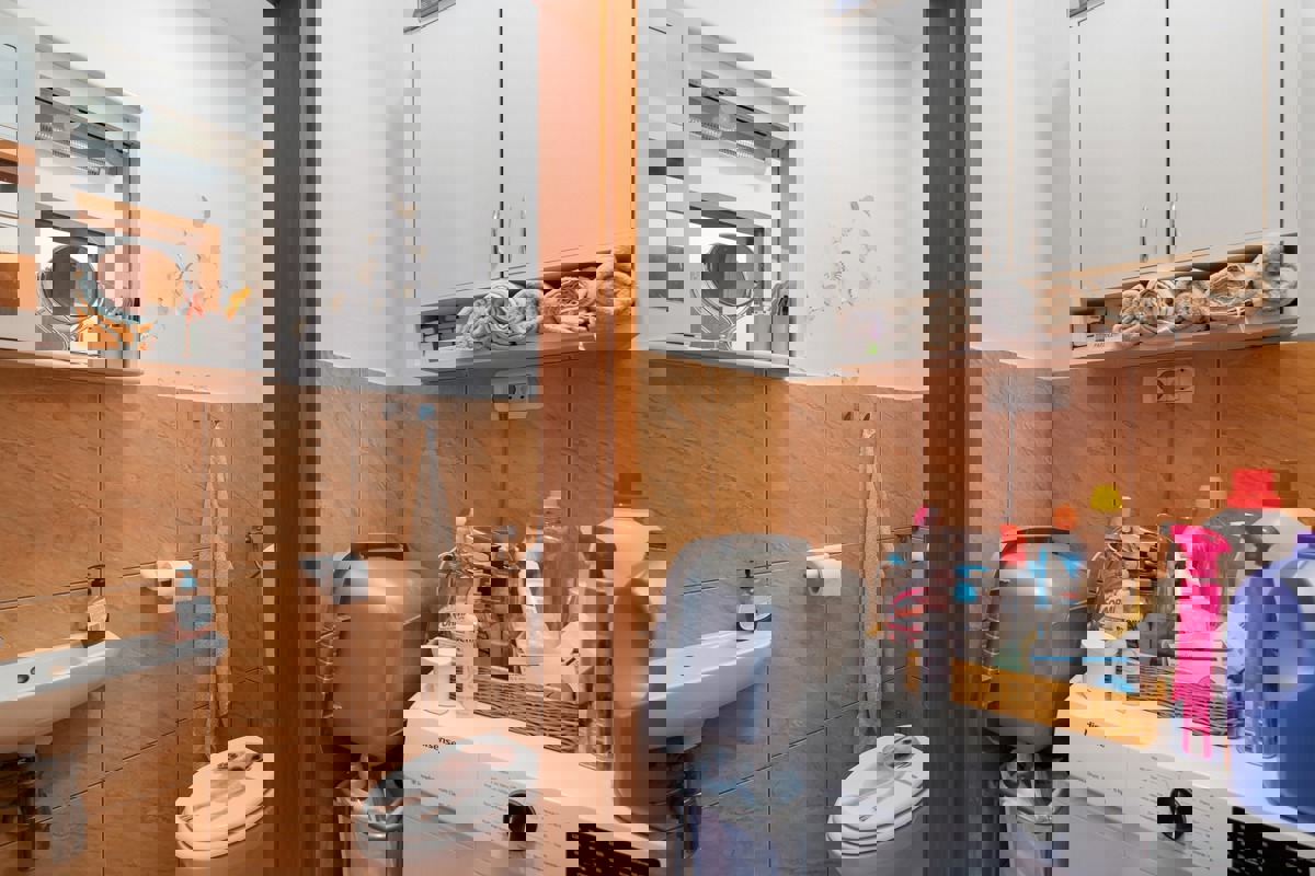 Una casa di famiglia, che tanto ci ricorda quella dei nostri genitori, in ottima posizione nella località di Pomer