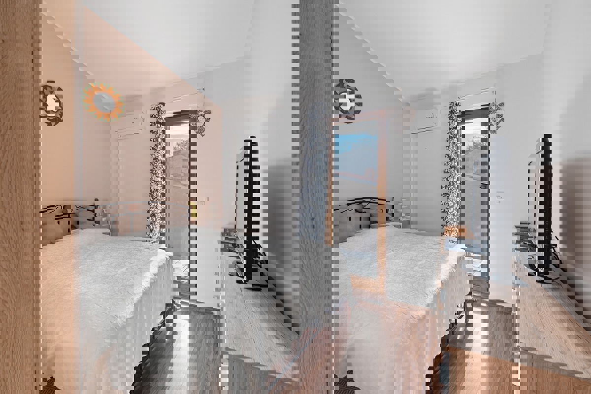 Una casa di famiglia, che tanto ci ricorda quella dei nostri genitori, in ottima posizione nella località di Pomer