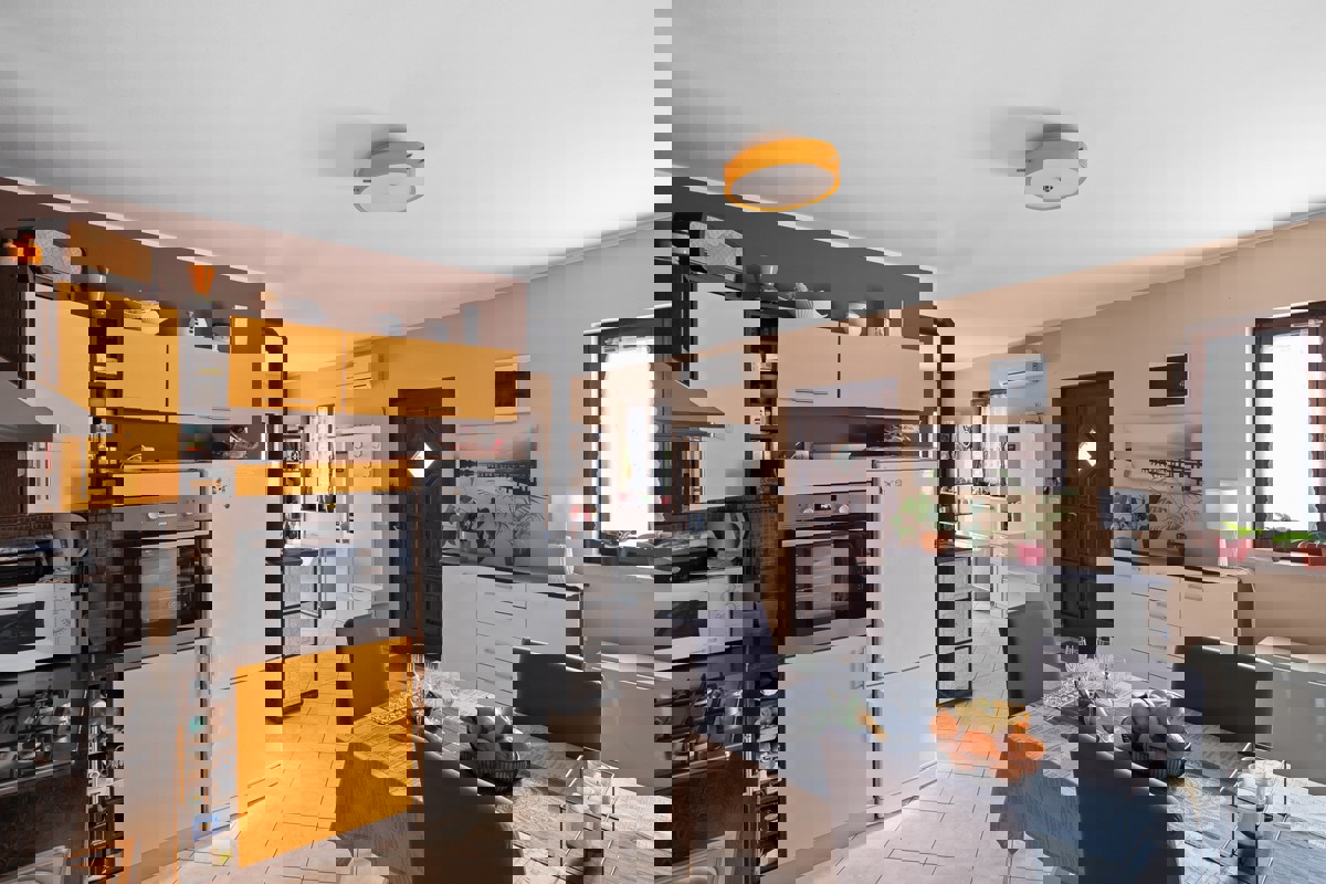 Una casa di famiglia, che tanto ci ricorda quella dei nostri genitori, in ottima posizione nella località di Pomer