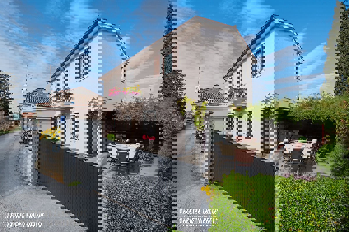 Una casa di famiglia, che tanto ci ricorda quella dei nostri genitori, in ottima posizione nella località di Pomer