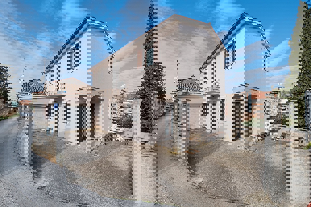 Una casa di famiglia, che tanto ci ricorda quella dei nostri genitori, in ottima posizione nella località di Pomer