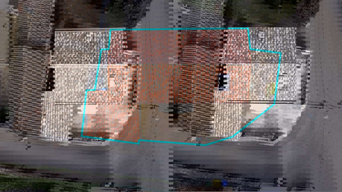 Una casa di famiglia, che tanto ci ricorda quella dei nostri genitori, in ottima posizione nella località di Pomer